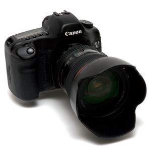 Appareil photo reflex numerique Canon EOS 5D de face